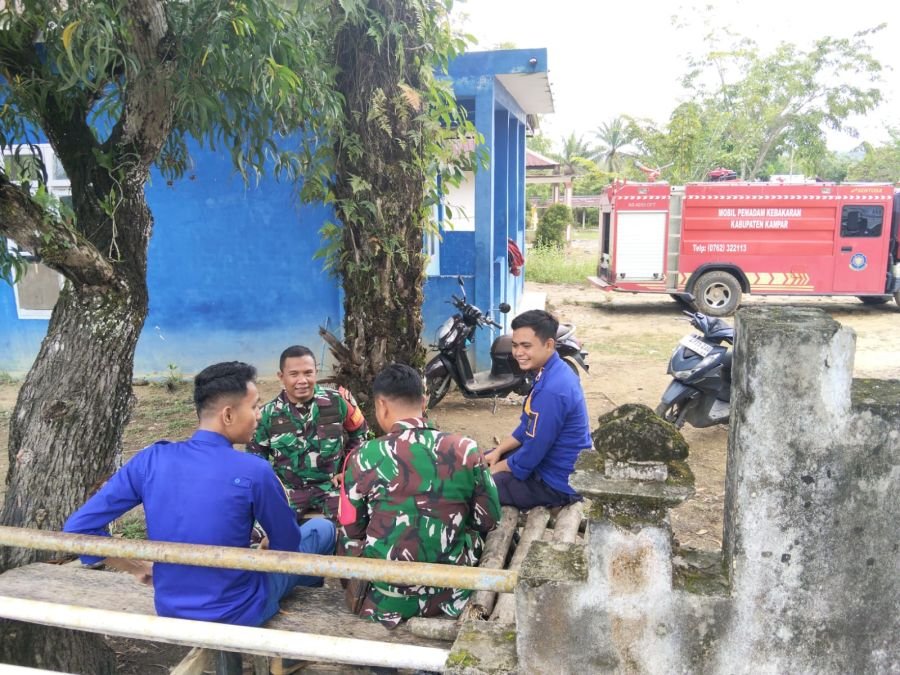 Pererat Sinergi, Personel Koramil 12/XIII Koto Kampar Silaturahmi dengan Pemadam Kebakaran Kecamatan