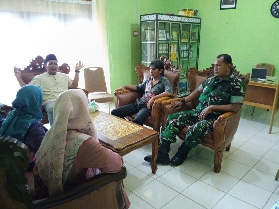 Pererat Sinergitas, Babinsa Koramil 01/Bkn Serma M Amin Gelar Komsos Bersama Kades dan Warga Kumanta