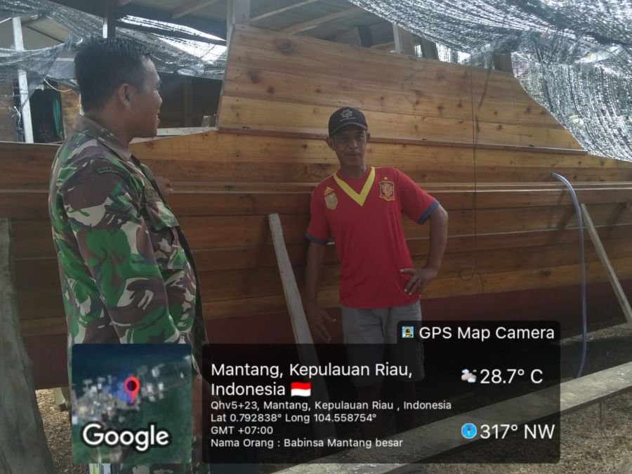 Perhatikan Kesiapan Alat Tangkap, Babinsa Mantang Besar Tinjau dan Himbau Nelayan Sebelum Berlayar