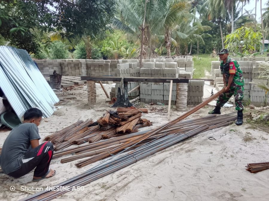 PERIHAL: BABINSA KORAMIL 06/SERASAN MELAKSANAKAN PENGAWASAN DAN MEMBANTU PEKERJA PEMBANGUNAN KDKMP D