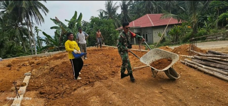 PERIHAL: BABINSA SERKA HENDRY PURWANTO MENGAWASI SERTA MEMBANTU PEKERJA KOPERASI DI DESA TANJUNG SET