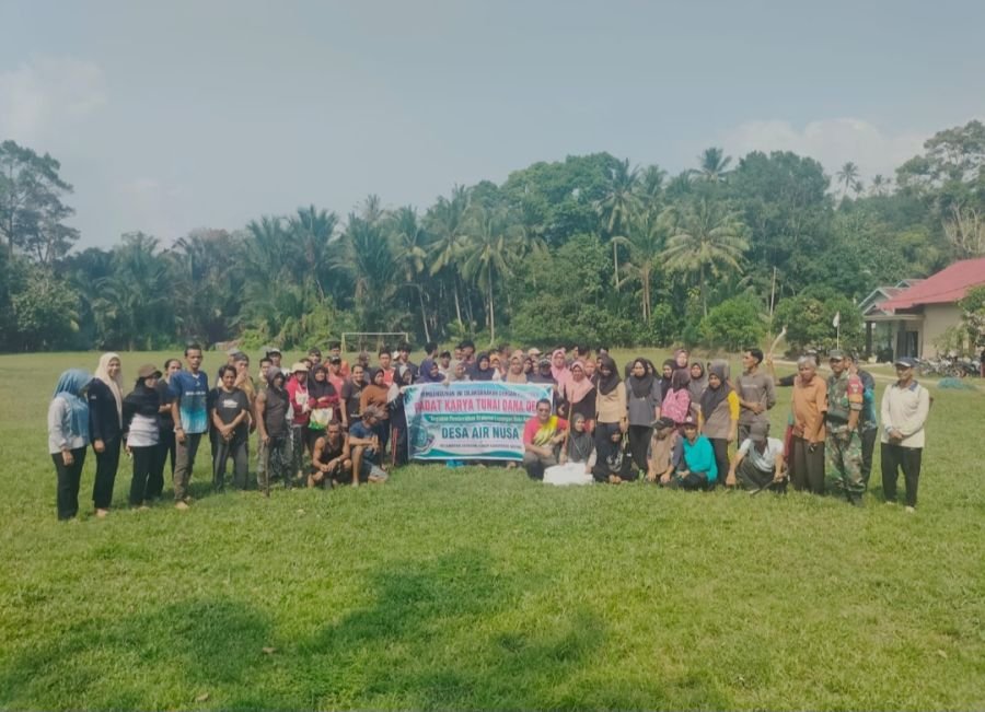 PERIHAL : KEGIATAN BABINSA DESA AIR NUSA MELAKSANAKAN KEGIATAN PADAT KARYA MEMBERSIHKAN SELOKAN DI D