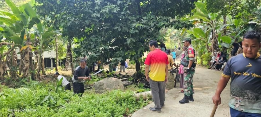 PERIHAL: KEGIATAN BABINSA DESA AIR NUSA MELAKSANAKAN GOTONG ROYONG MEMBERSIHKAN SELOKAN DI DESA AIR