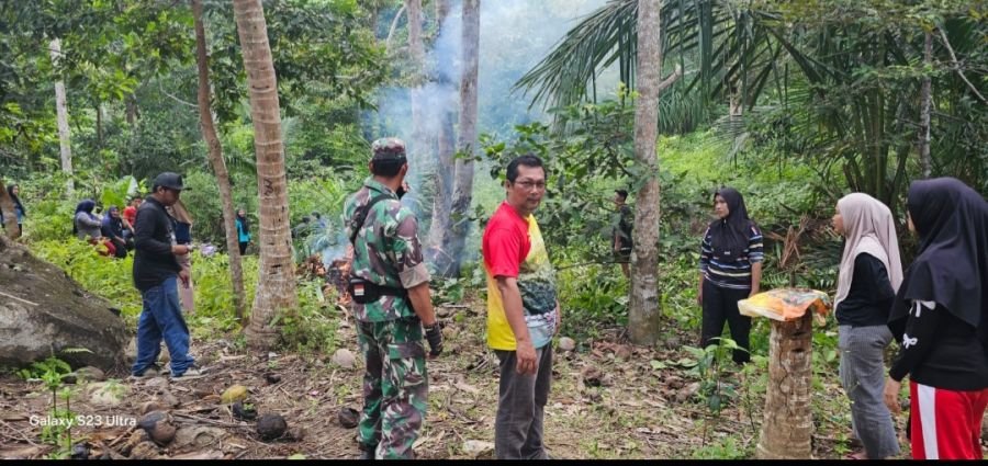 PERIHAL: KEGIATAN BABINSA DESA AIR NUSA MELAKSANAKAN GOTONG ROYONG PEMBERSIHAN TANDON AIR UNTUK MEME