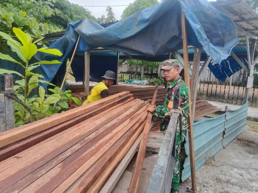 Perihal: Kegiatan Babinsa Koramil 06/Serasan Pratu Jhon Sirait Melaksanakan Komsos Sekaligus Membant
