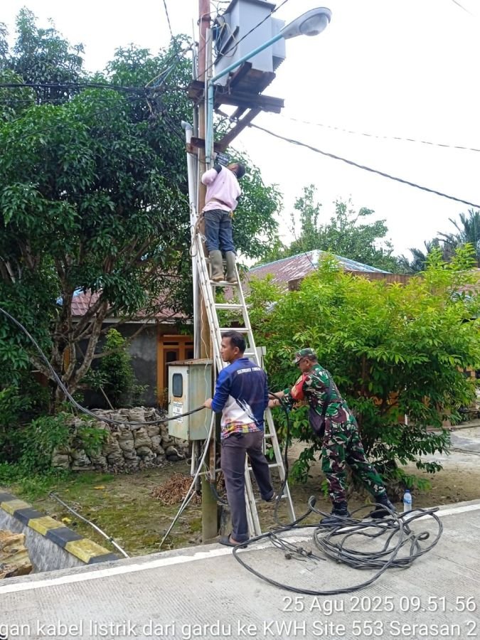 Babinsa Serasan Bantu PLN Perbaiki Kabel Listrik Rendah di Batu Ampar