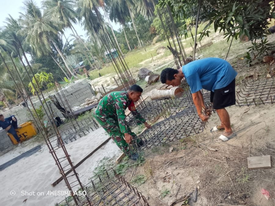 PERIHAL: KEGIATAN BABINSA KORAMIL 06/SERASAN MELAKSANAKAN PENGAWASAN PEMBANGUNAN KDKMP DAN MEMBANTU