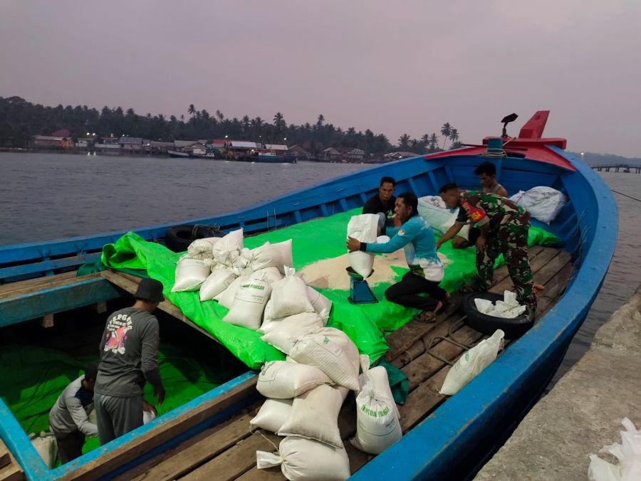 PERIHAL: KEGIATAN PENDAMPINGAN PENERIMAAN BANTUAN PANGAN BERAS DI DESA SUBI KECAMATAN SUBI