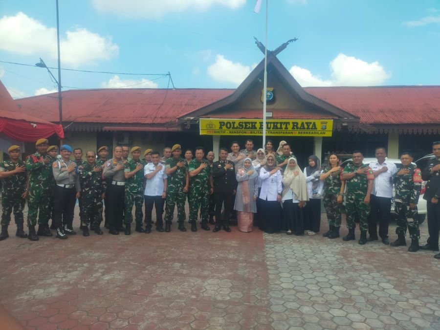 Peringati Hari Bhayangkara ke-80, TNI Kunjungi Polsek Bukitraya Pererat Sinergitas