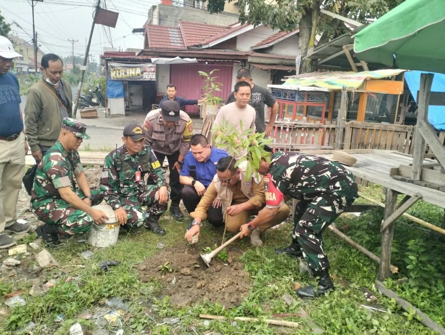 Peringati Hari Sumpah Pemuda 2026, Babinsa Kodim 0301/Pekanbaru Ikut Gotong Royong dan Tanam Pohon