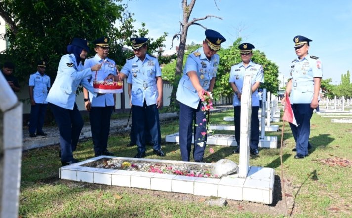 Peringati HUT ke-80 TNI AU, Lanud RSN Gelar Ziarah Rombongan