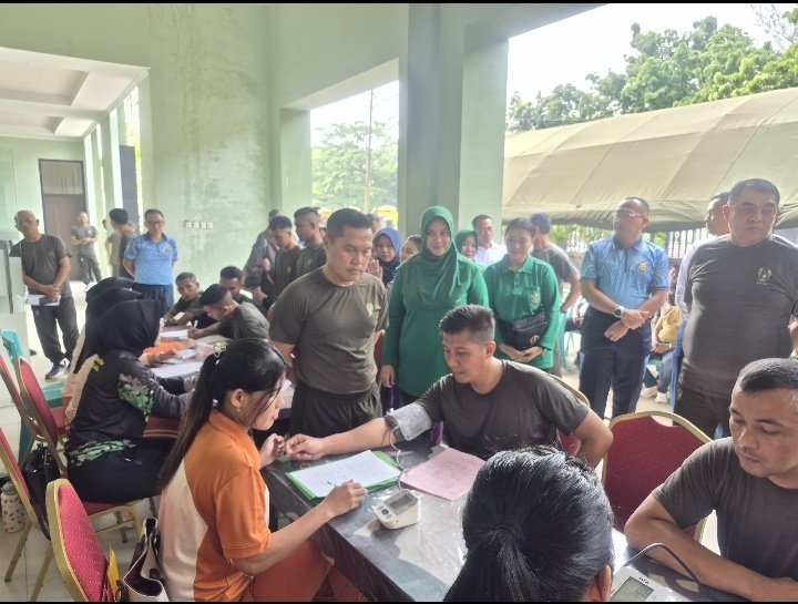 Peringati HUT ke-81 TNI, Kodim 0301/Pekanbaru Ikuti Aksi Donor Darah dan Bakti Kesehatan