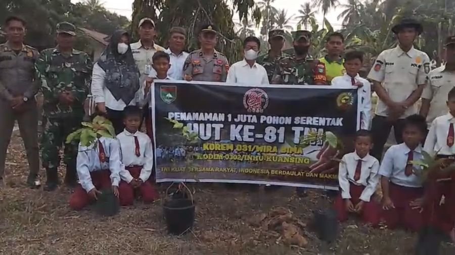 Peringati HUT TNI ke-81, Danpos Sungai Lala Pimpin Penanaman Pohon di SDN 006 Kelawat