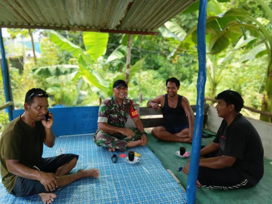 Perkokoh Hubungan Silaturrahmi, Babinsa Komsos Dengan Warga