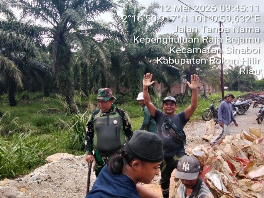 Perkokoh Jiwa Gotong Royong, Babinsa Koramil 01/Bangko Tanamkan Nilai Pancasila di Desa Raja Bejamu