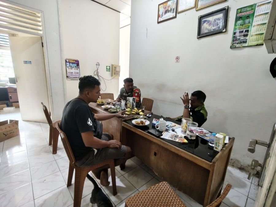 Perkokoh Kebersamaan, Babinsa Koramil Seberida Serap Aspirasi Warga di Hari Raya