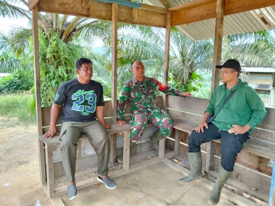 Perkokoh Kemanunggalan, Babinsa Koramil 03 Seberida Tangkal Hoaks di Batang Cenaku