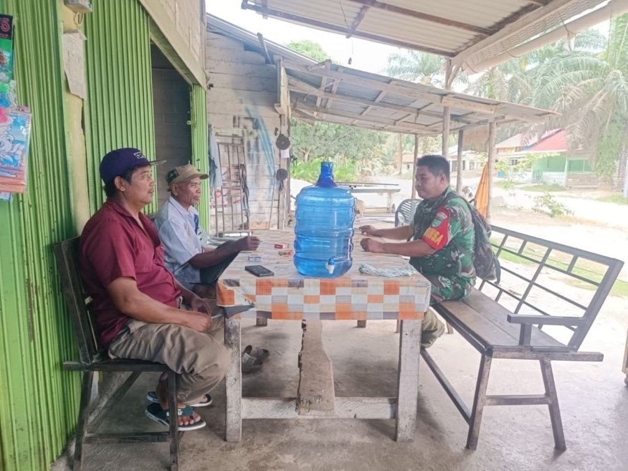 Perkokoh Kemanunggalan, Babinsa Koramil 03/Seberida Bangun Hubungan Emosional Bersama Warga