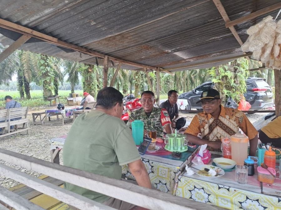 Perkokoh Kerukunan, Babinsa Koramil 08/TDN Ajak Warga Tapung Jaya Hidup Bergotong Royong