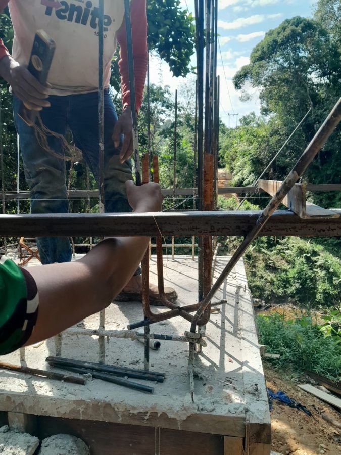 Perkokoh Sektor Dasar, Tim Satgas Kodim 0313/KPR Pasang Jangkar Angkur Jembatan Gantung