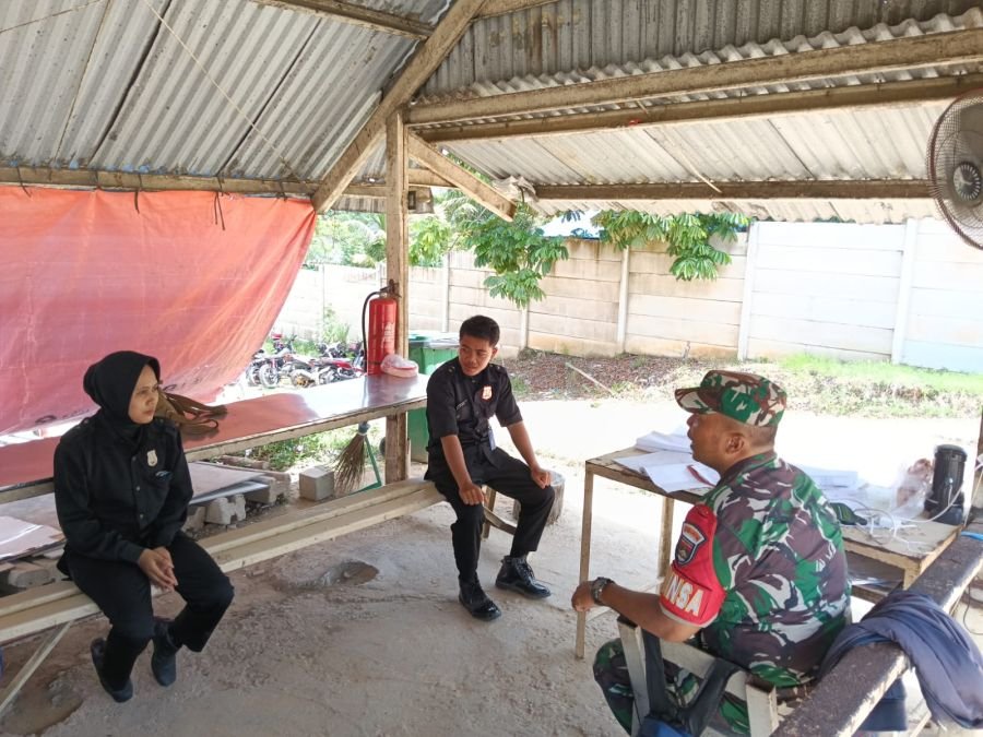 Perkuat Deteksi Dini, Babinsa Koramil 06/Sukajadi Sambangi Pos Satpam Pergudangan