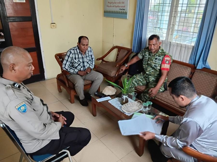 Perkuat Deteksi Dini, Babinsa Tampan Bangun Komunikasi dengan Pemerintah Kelurahan
