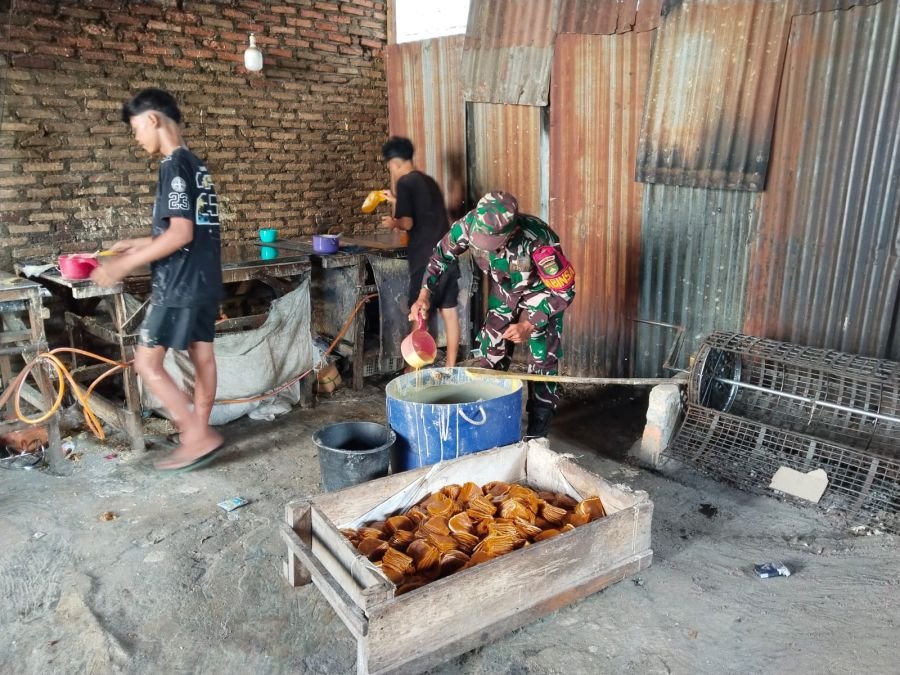 Perkuat Ekonomi Desa, Sertu Antonius Purba Turun Langsung Dampingi Pelaku UMKM di Bangko Sempurna