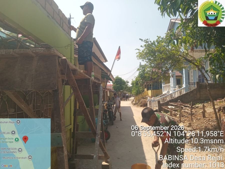 Perkuat Gotong Royong, Babinsa Koramil 06/Senayang Bantu Warga Desa Rejai Perbaiki Atap Rumah