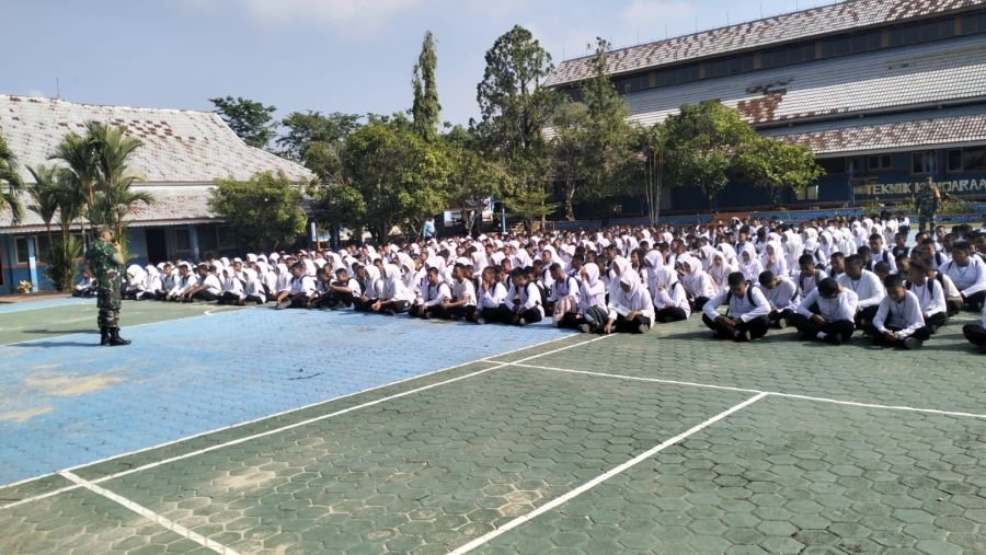 Perkuat Jiwa Nasionalisme, Babinsa Koramil 01/Bangkinang Beri Materi Wawasan Kebangsaan Kepada Siswa