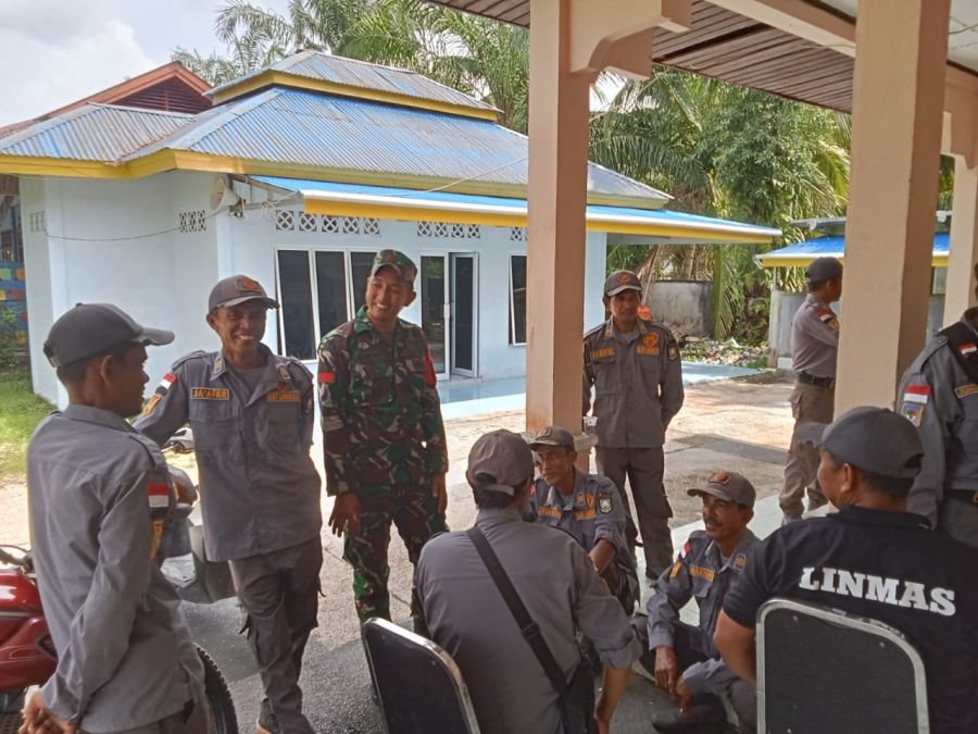 Perkuat Kamtibmas, Babinsa Bersama Linmas Bangun Kepedulian Warga
