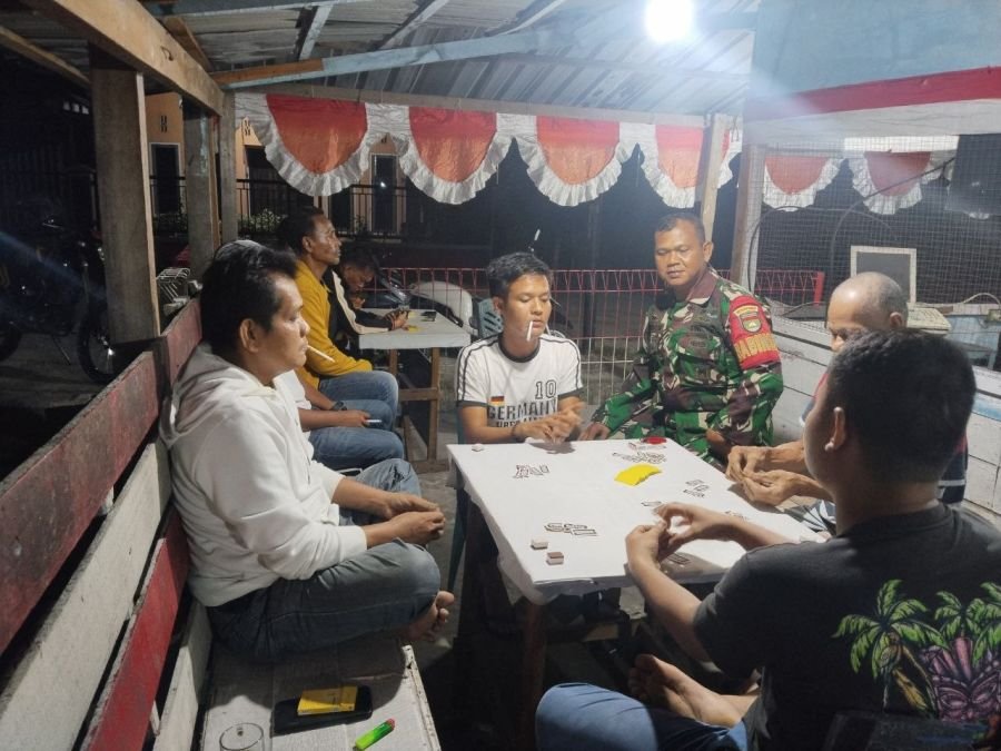 Perkuat Kamtibmas, Babinsa Koramil 03/Senapelan Ronda Malam Bersama Warga