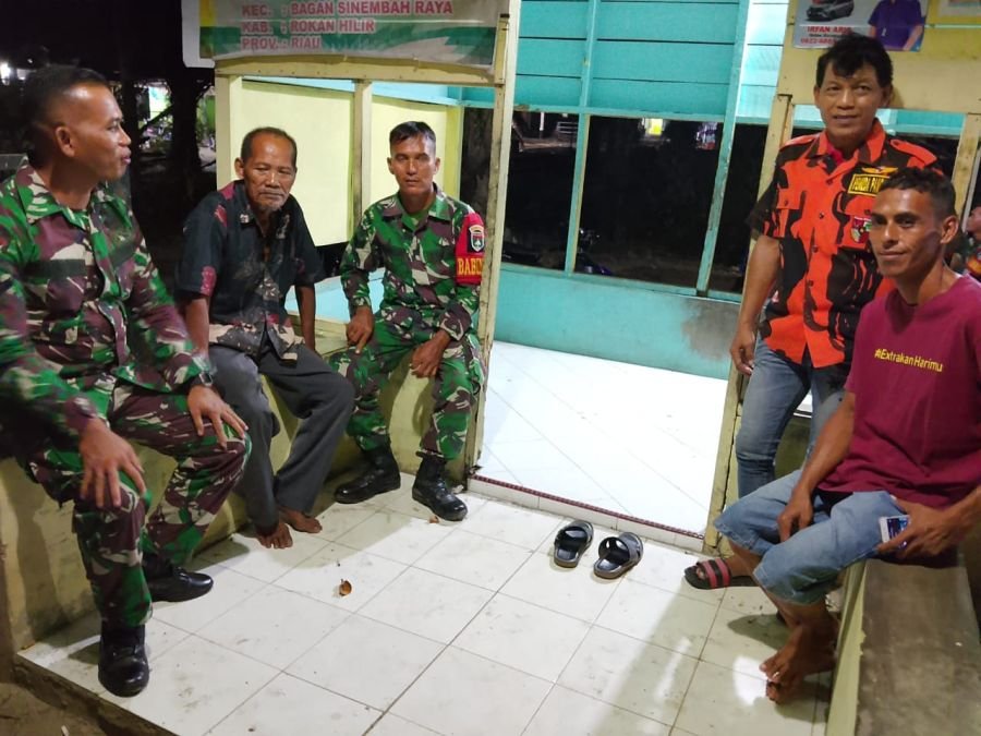 Perkuat Kamtibmas, Babinsa Koramil 0321-03/Bgs Rohil Bersama Warga dan Ormas Lakukan Patroli Siskaml