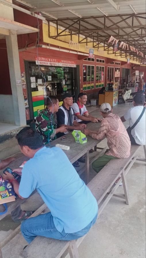 Perkuat Kamtibmas Batang Cenaku, Babinsa Koramil Seberida Rangkul Warga Desa