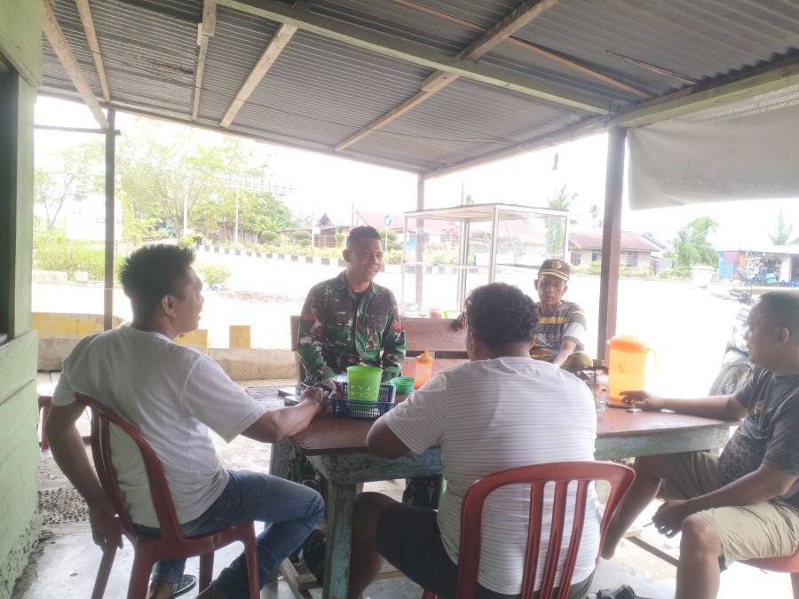 Perkuat Keamanan dan Kebersihan, Babinsa Gelar Komsos Bersama Warga Bagan Punak Meranti