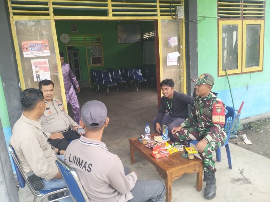Perkuat Keamanan Desa, Babinsa Koramil 02/Tebing Tinggi Bersinergi dengan Bhabinkamtibmas dan Linmas