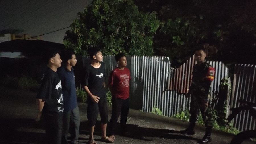 Perkuat Keamanan Lingkungan, Babinsa Dampingi Warga Jaga Pos Kamling
