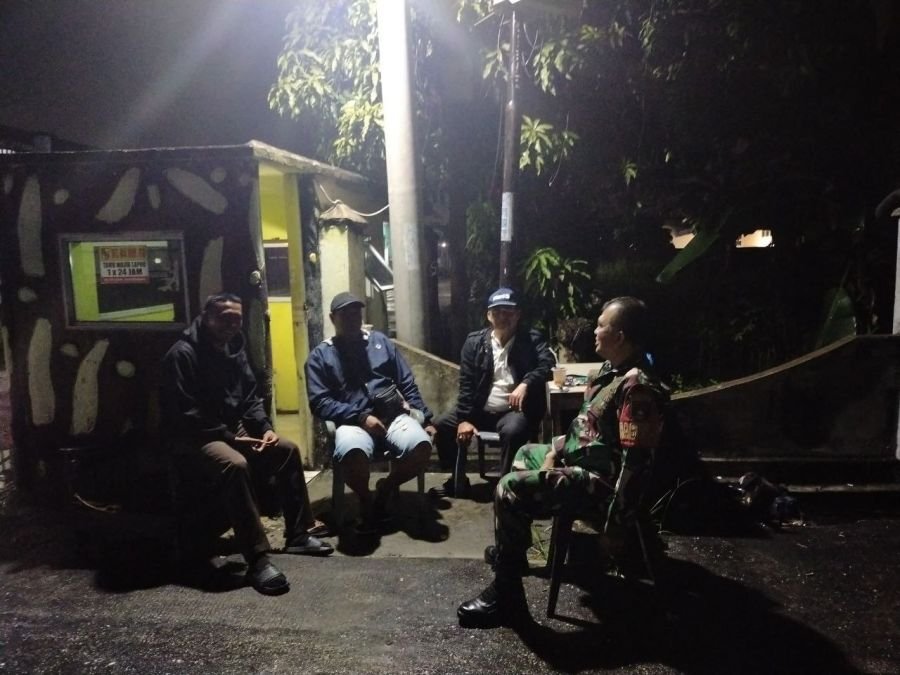 Perkuat Keamanan Lingkungan, Babinsa Air Hitam Sambangi Warga yang Bertugas Ronda Malam