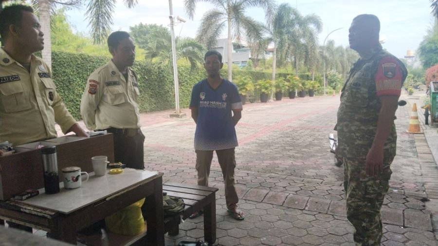 Perkuat Keamanan Lingkungan, Babinsa Tampan Jalin Koordinasi dengan Security Perumahan Lili Spring