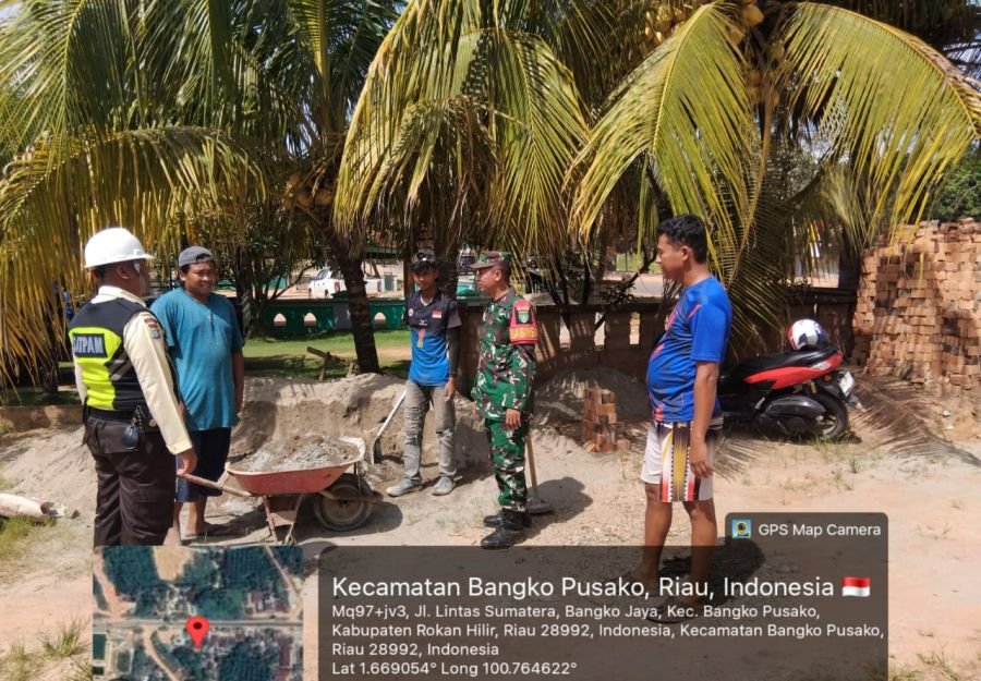 PERKUAT KEAMANAN OBJEK VITAL NASIONAL, BABINSA KORAMIL 05/RM JALIN KOMUNIKASI SOSIAL DENGAN WARGA