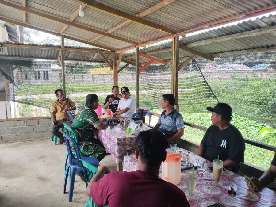 Perkuat Keamanan Sambil Ngopi, Babinsa Koramil Seberida Rangkul Warga Desa Penyaguan