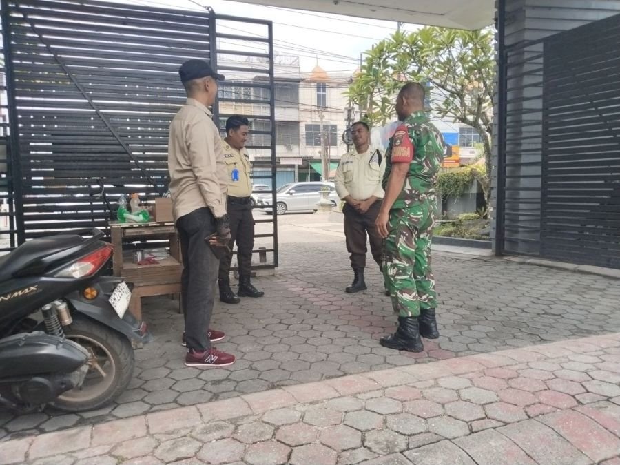 Babinsa Koramil 03/Senapelan Sambangi Petugas Security Lily Spring Garden