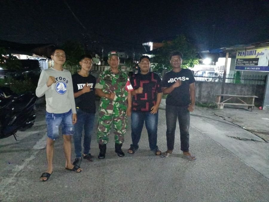Perkuat Keamanan Wilayah, Babinsa Koramil 03/Senapelan Patroli Bersama Pemuda