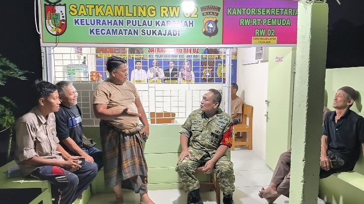 Perkuat Keamanan Wilayah, Babinsa Sukajadi Sambangi Pos Siskamling RW 02 Pulau Karomah