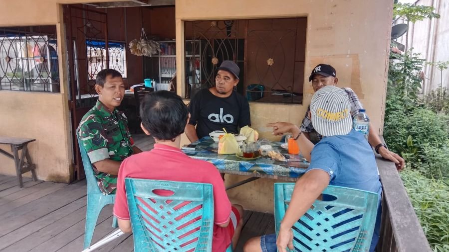 Perkuat Kebersamaan, Babinsa Koramil 07/RTH Komsos Bersama Warga Pasenggerahan
