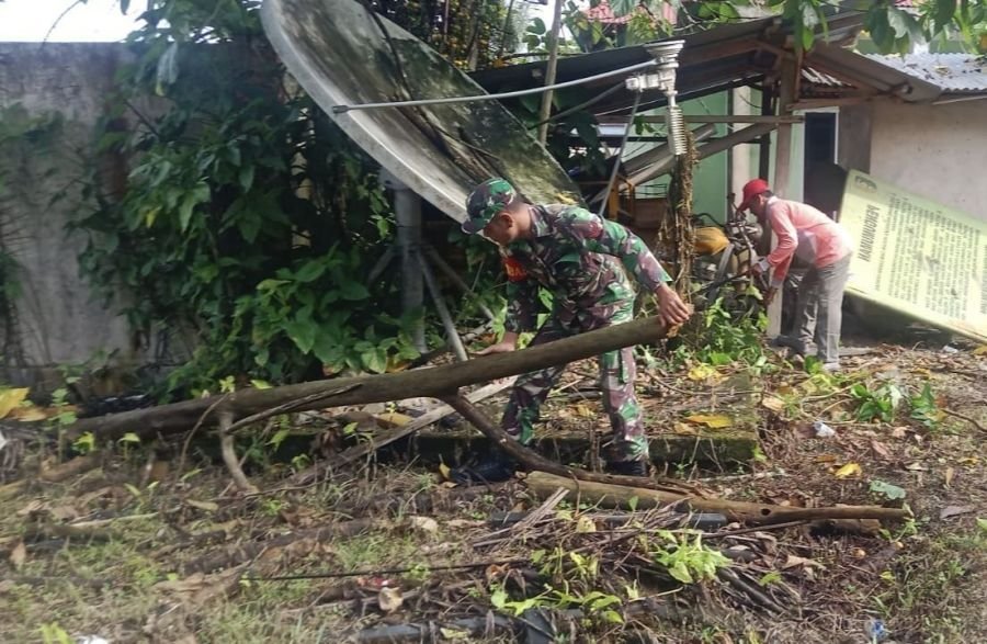 Perkuat Kebersamaan, Babinsa Ramil 07/KH Ajak Warga Jaga Kebersihan Lingkungan