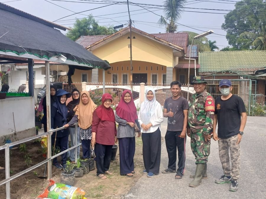 Perkuat Kebersamaan dengan Warga, Babinsa dan Kelurahan Rejosari Bersinergi Gelar Gotong Royong