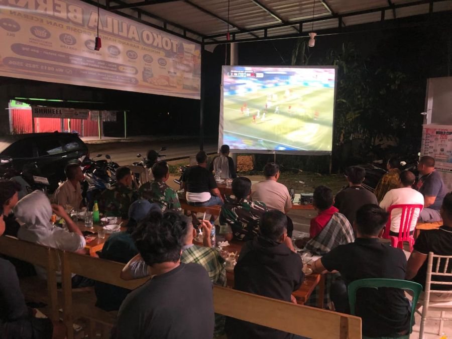 Perkuat Kebersamaan, TNI dan Warga Nobar Piala Dunia 2026