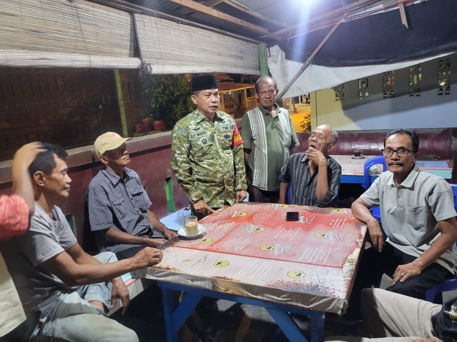 Perkuat Kedekatan dengan Masyarakat, Babinsa Koramil 06/Sukajadi Sambangi Warga Lewat Patroli Malam