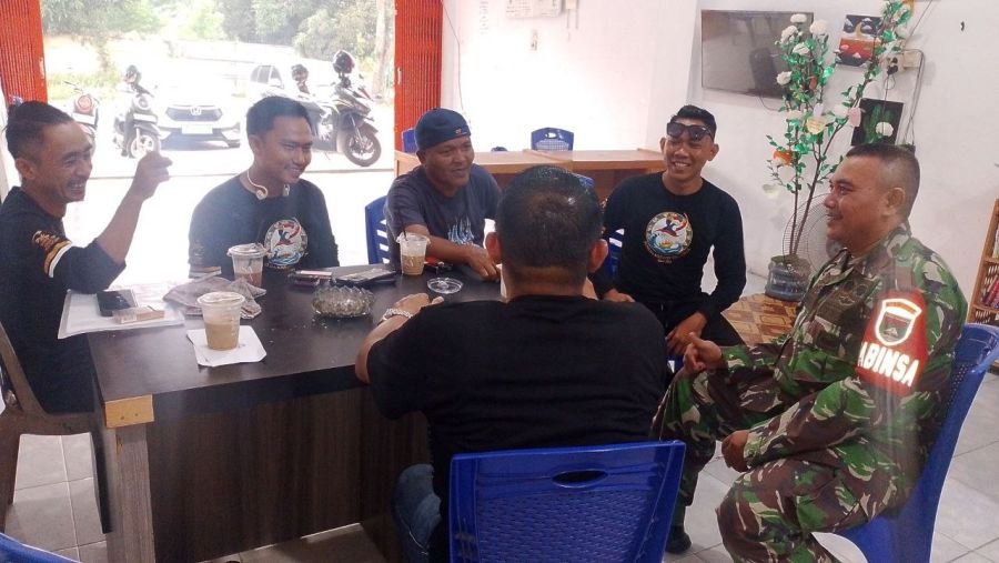 Perkuat Kedekatan dengan Warga, Babinsa Tirta Siak Ajak Ketua RT Jaga Keamanan dan Kebersihan Ling