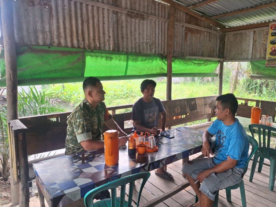 Perkuat Kedekatan dengan Warga, Babinsa Air Hitam Aktif Jalin Komunikasi Sosial